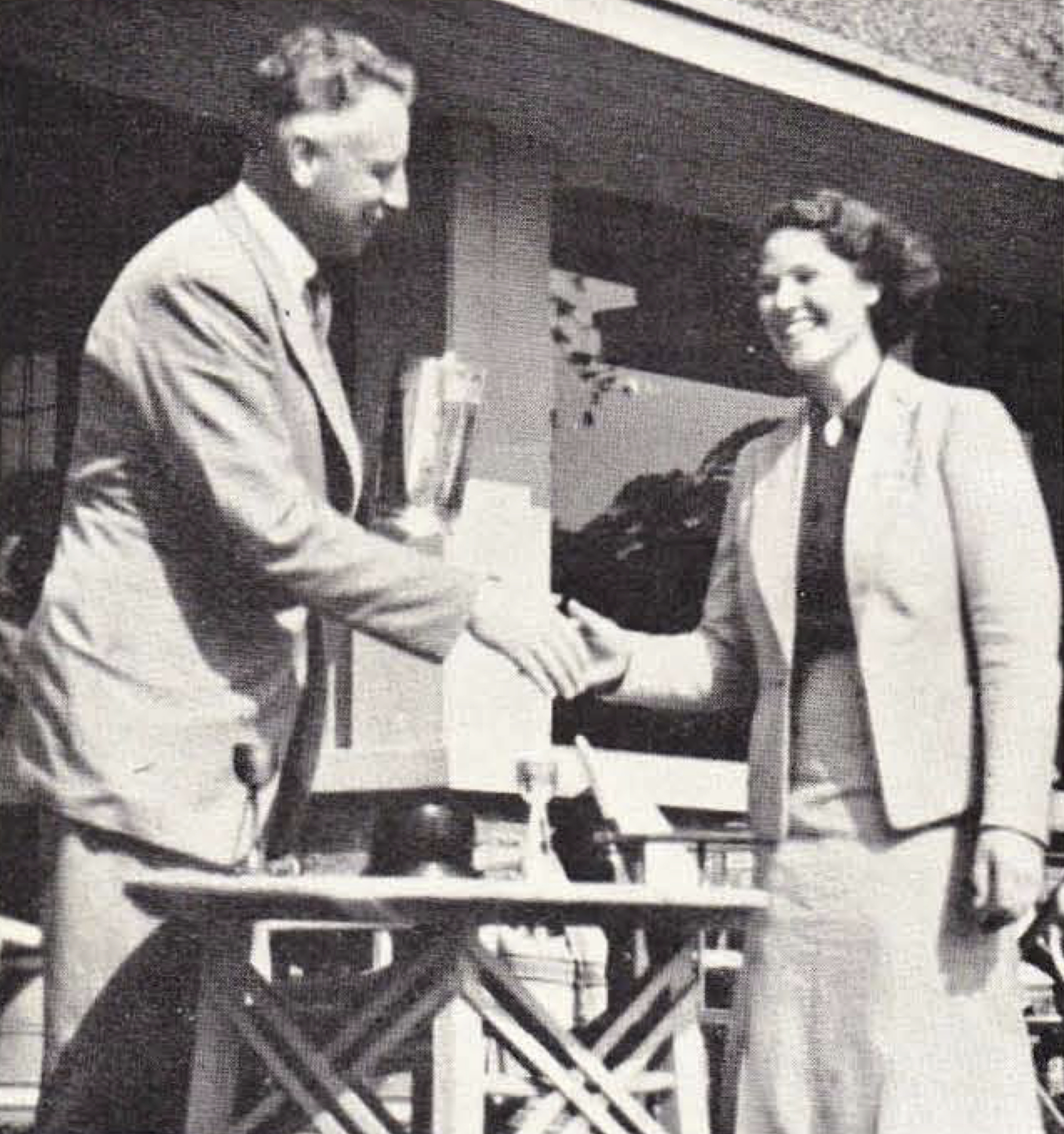1938 JR Koning reikt names de Amsterdamsche wisselbeker voor dameskampioenschap van 1938 uit aan Sheila Stroyan Maandblad Golf 1938 2-5
