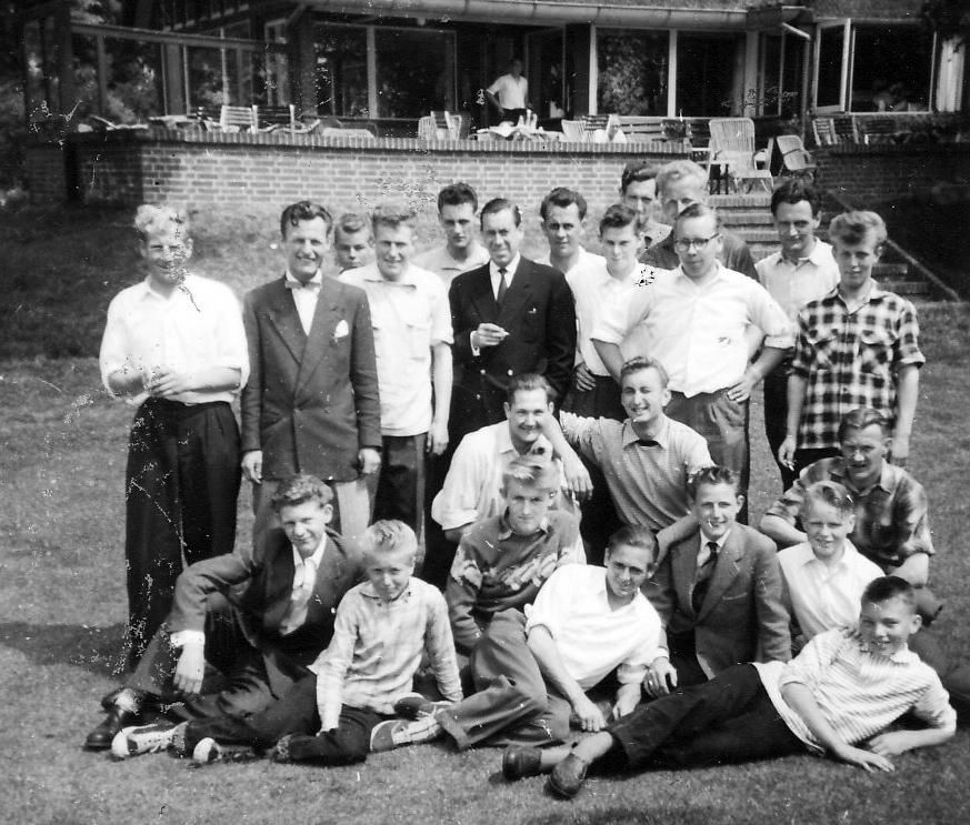 1954 caddies voor het clubhuis agc 1954