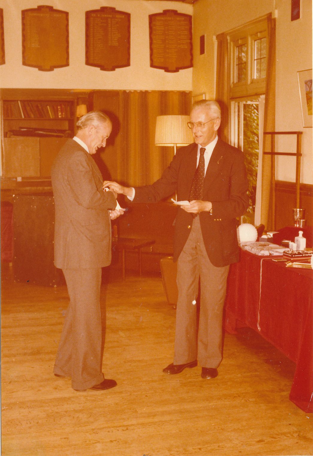 1978 laatste woensdagavond g reede deelt prijzen uit foto agc aaa