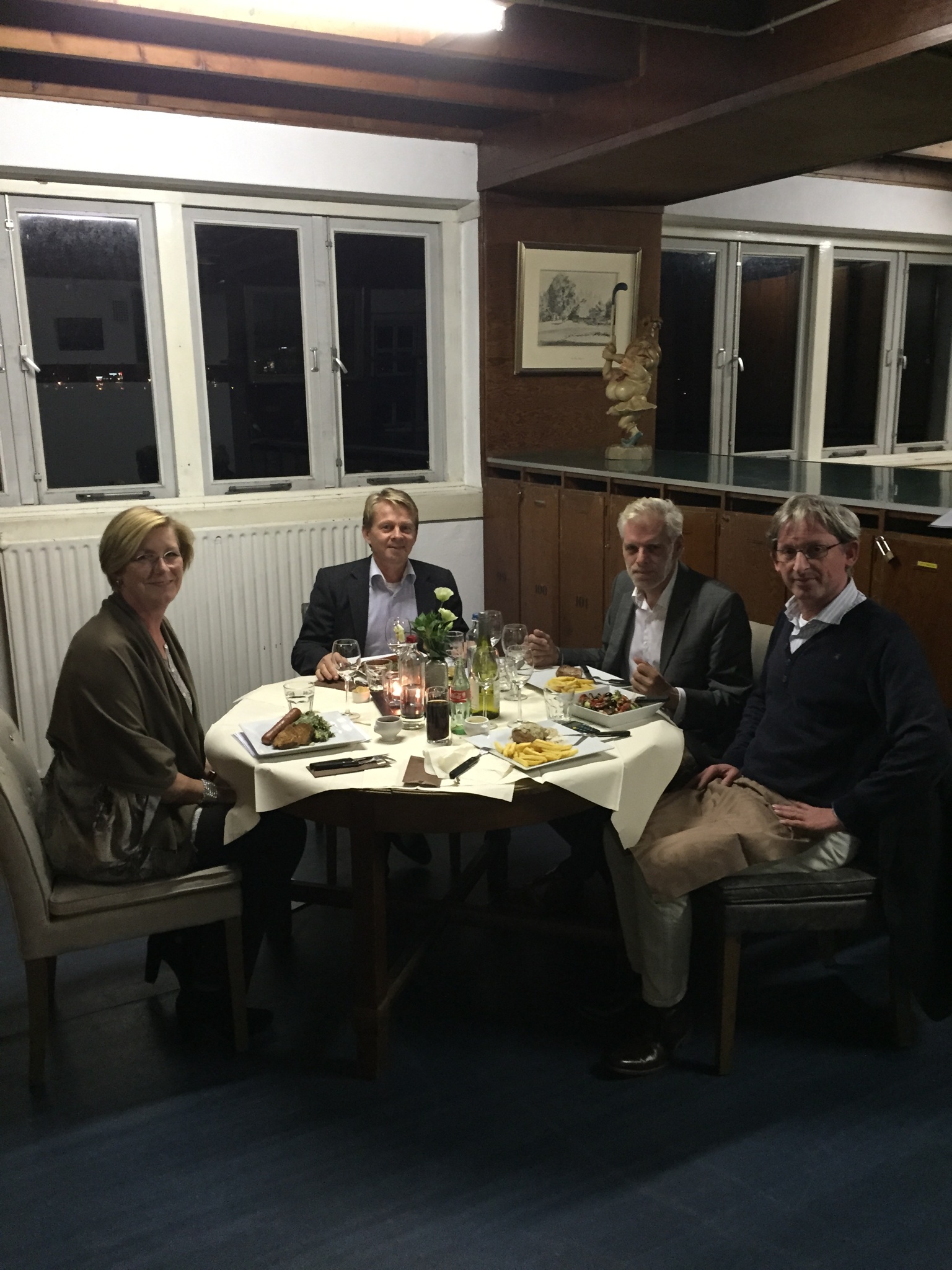 bestuur eet in kleedkamer 2015 IMG_1064.JPG