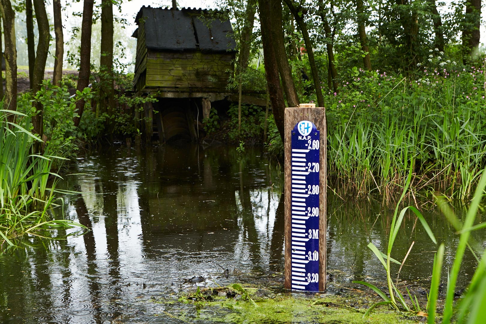 Plaatsing N.A.P. schaal bij de oude pomp