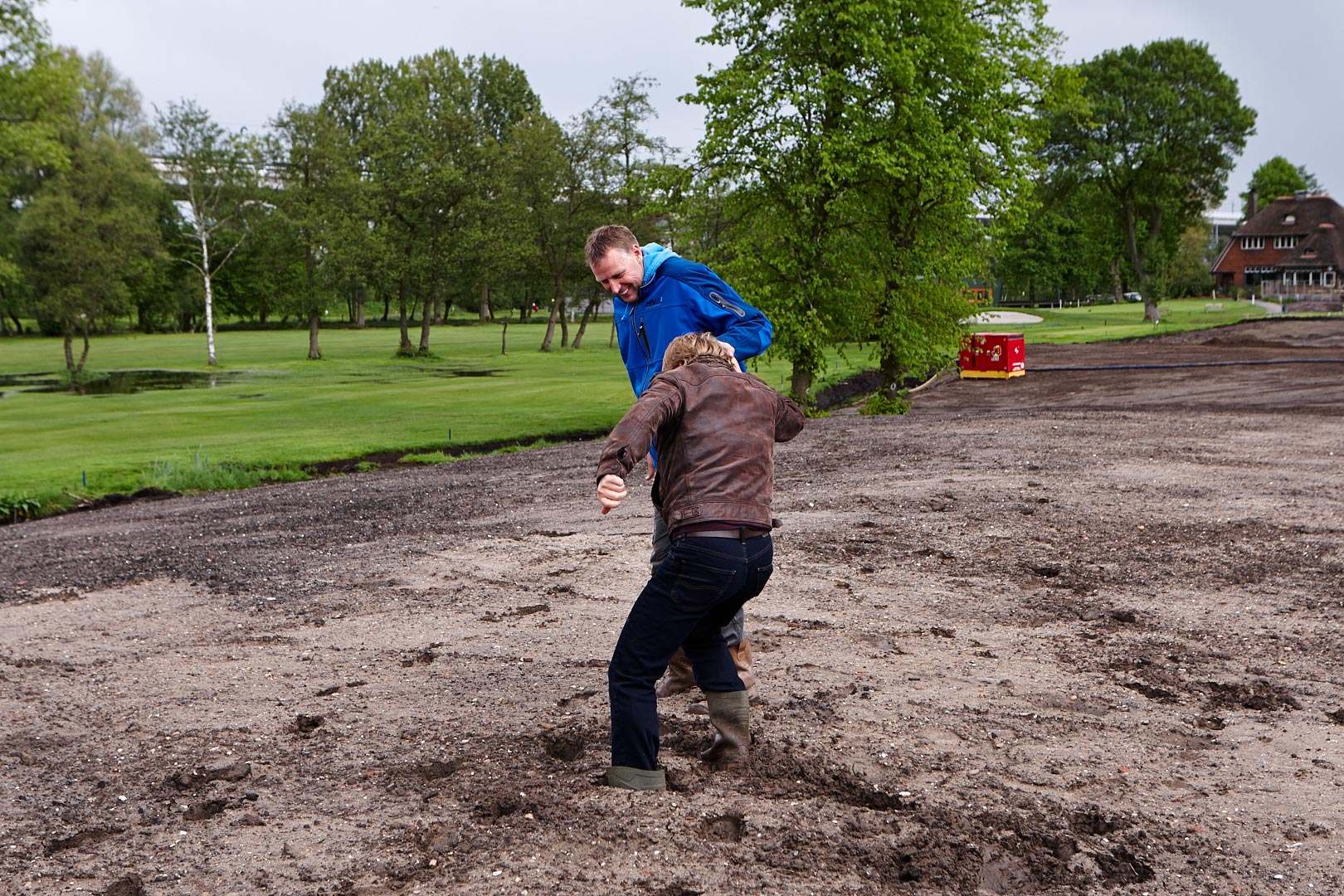 Renovatie hole 9 nadert zijn voltooing; Ron redt Beer uit het drijfzand