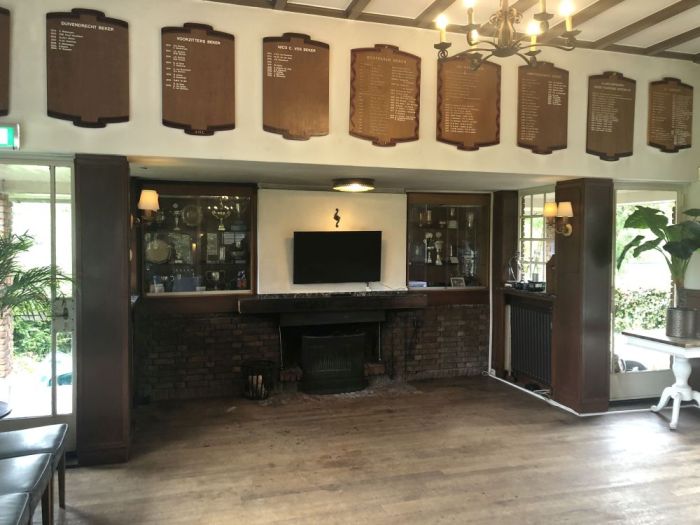 Open haard in clubzaal